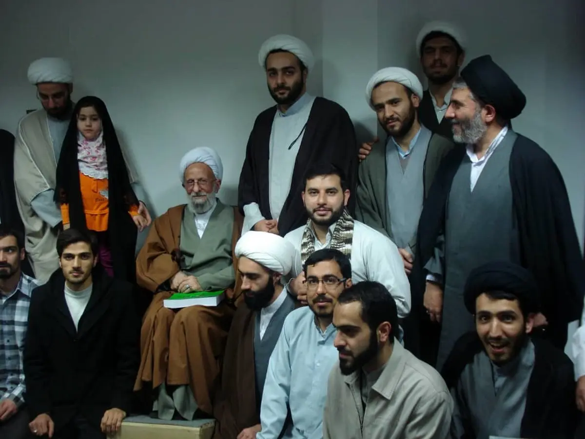 عکس منتشر نشده از آیت الله مصباح یزدی در جمع شاگردانش