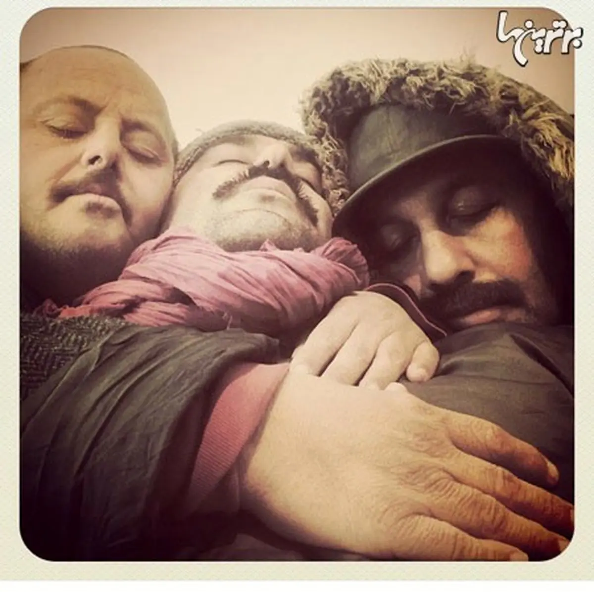 خواب شیرین رضا عطاران و محسن تنابنده در نمایی از فیلم گینس/ عکس