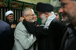 بوسه رهبری بر گونه حاج منصور/ عکس