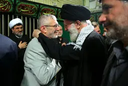 بوسه رهبری بر گونه حاج منصور/ عکس