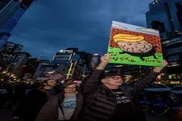 تجمع اعتراضی مردم مقابل هتل ترامپ/تصاویر
