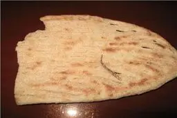 تعطیلی یک نانوایی بدلیل وجود دم مارمولک در نان/عکس