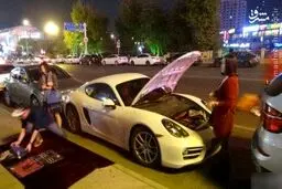 عکس/ دستفروشی با پورشه