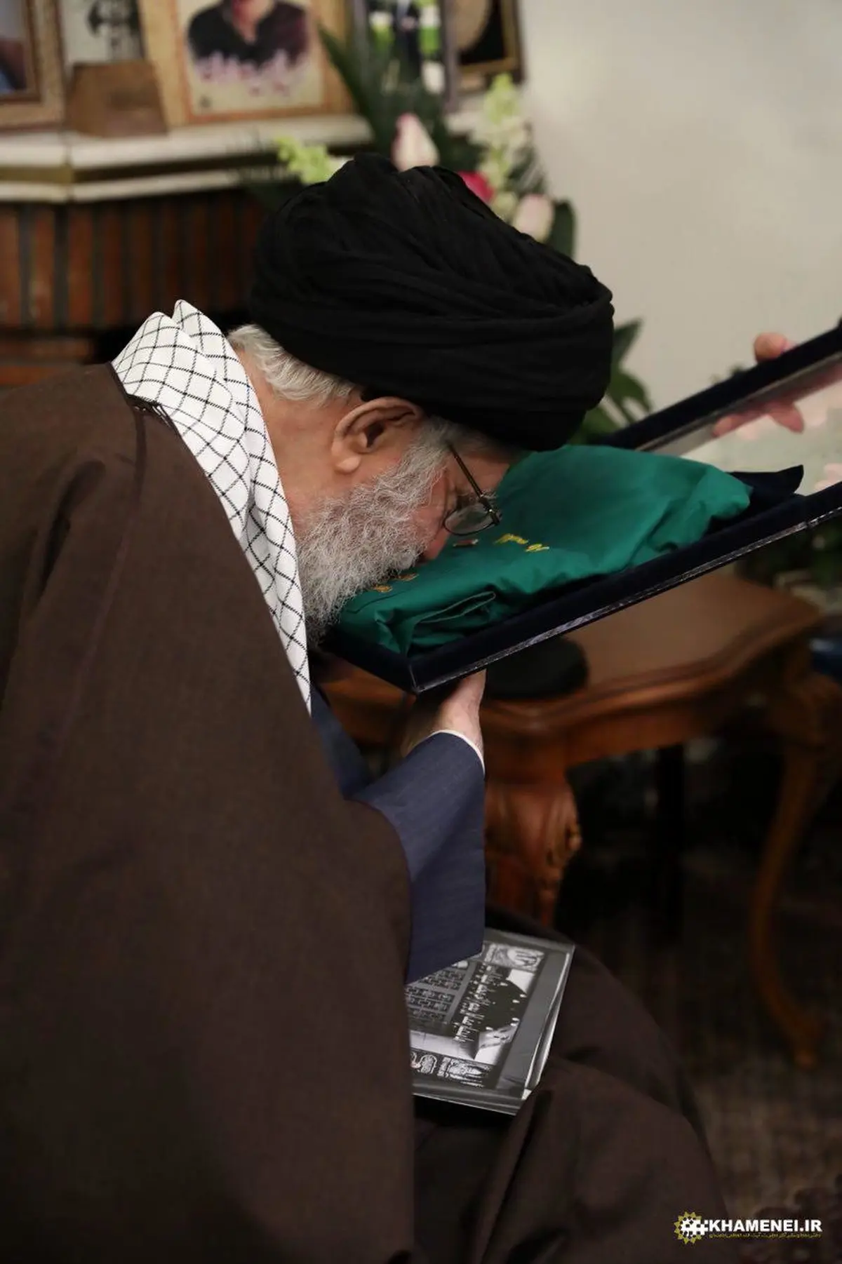 بوسه‌ رهبر انقلاب بر لباس شهید اغتشاشات تهران /عکس