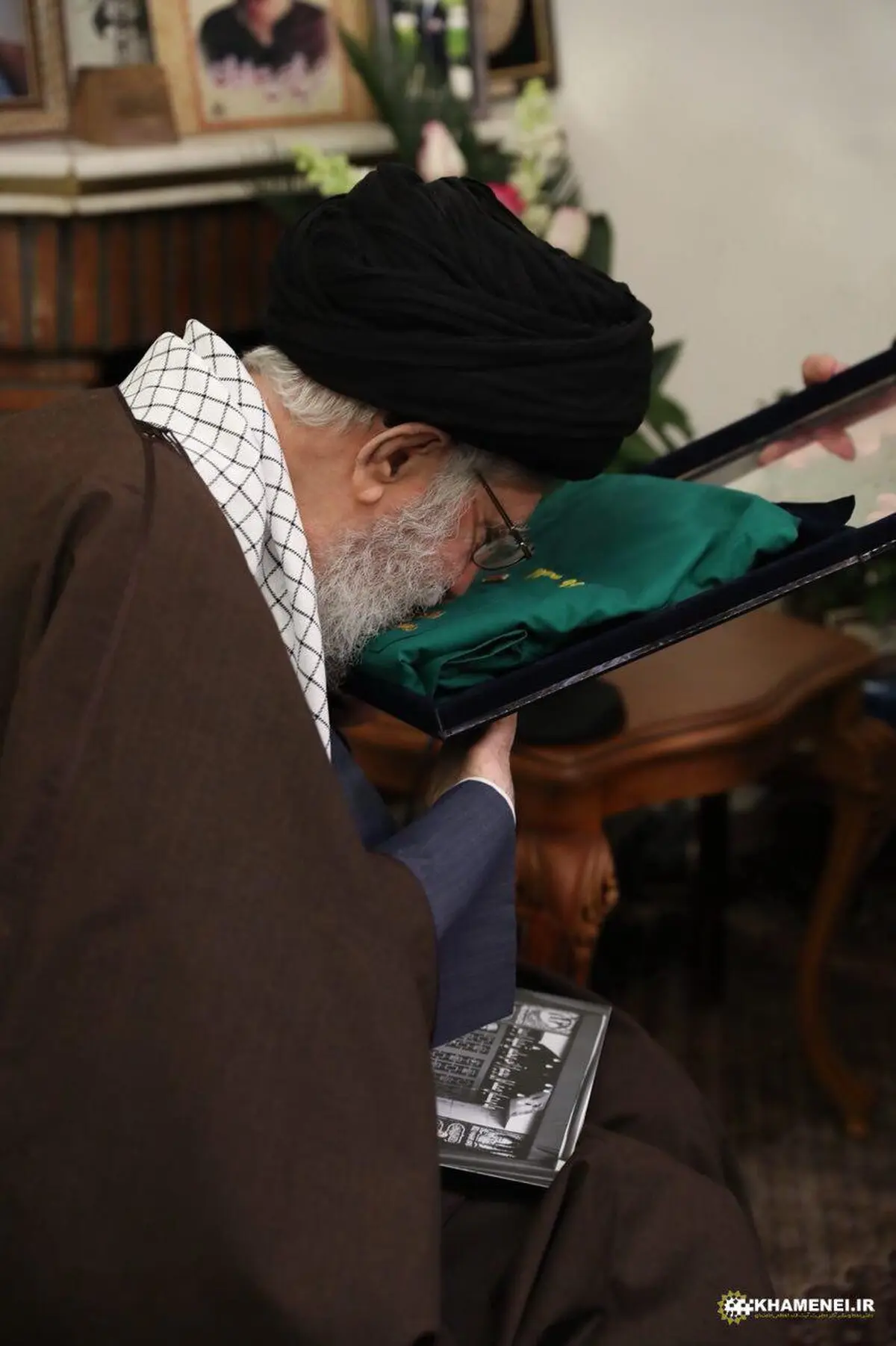 بوسه‌ رهبر انقلاب بر لباس شهید اغتشاشات تهران /عکس