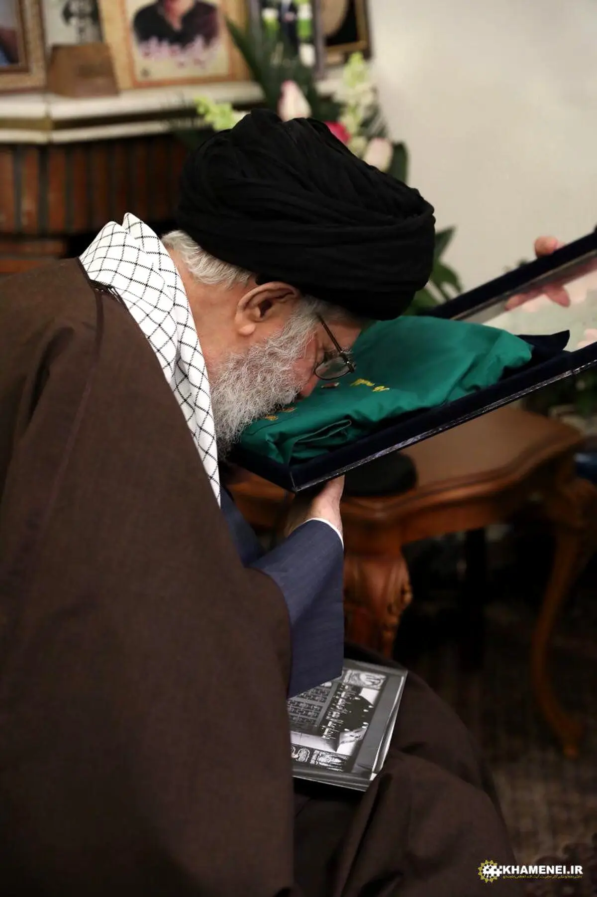 بوسه‌ رهبر انقلاب بر لباس شهید اغتشاشات تهران /عکس