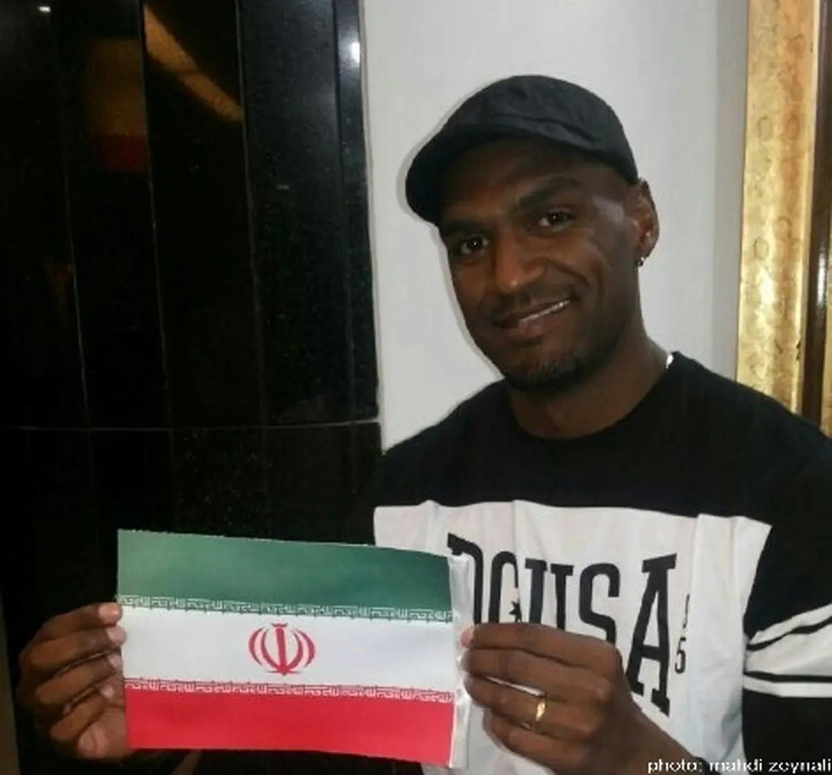 پرچم ایران در دستان مدافع برزیلی تراکتورسازی/عکس