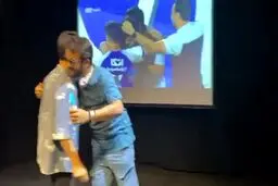 اشک هاي آقاي بازيگر پس از برد استقلال + ويدئو