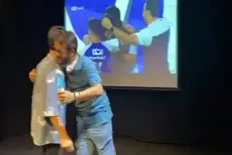 اشک هاي آقاي بازيگر پس از برد استقلال + ويدئو