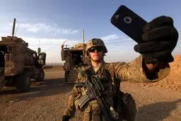 سلفی سرباز آمریکایی در موصل!/عکس