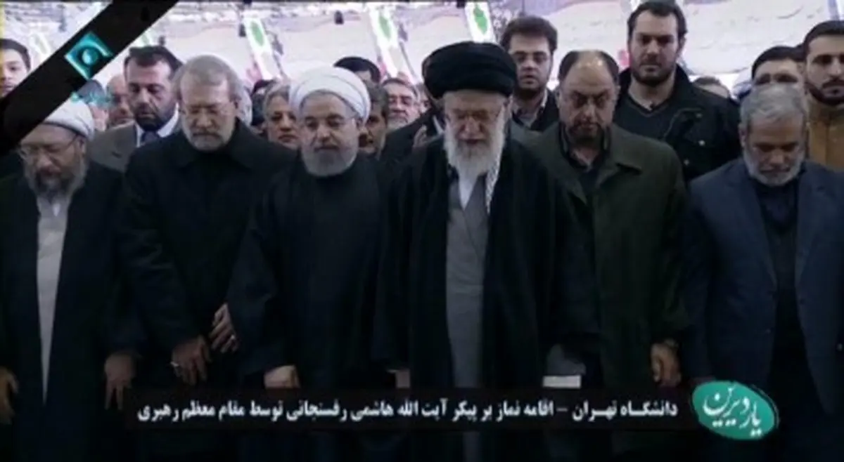 اقامه نماز بر پیکر ایت‌الله هاشمی توسط رهبری/عکس