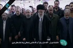 اقامه نماز بر پیکر ایت‌الله هاشمی توسط رهبری/عکس