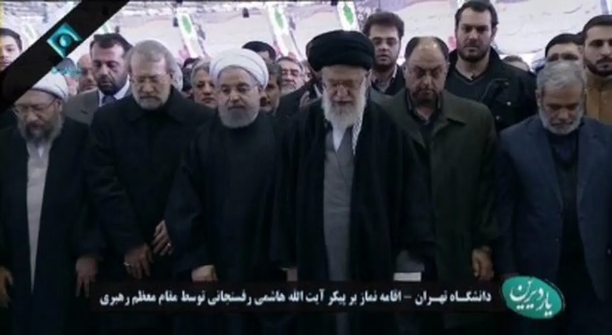 اقامه نماز بر پیکر ایت‌الله هاشمی توسط رهبری/عکس