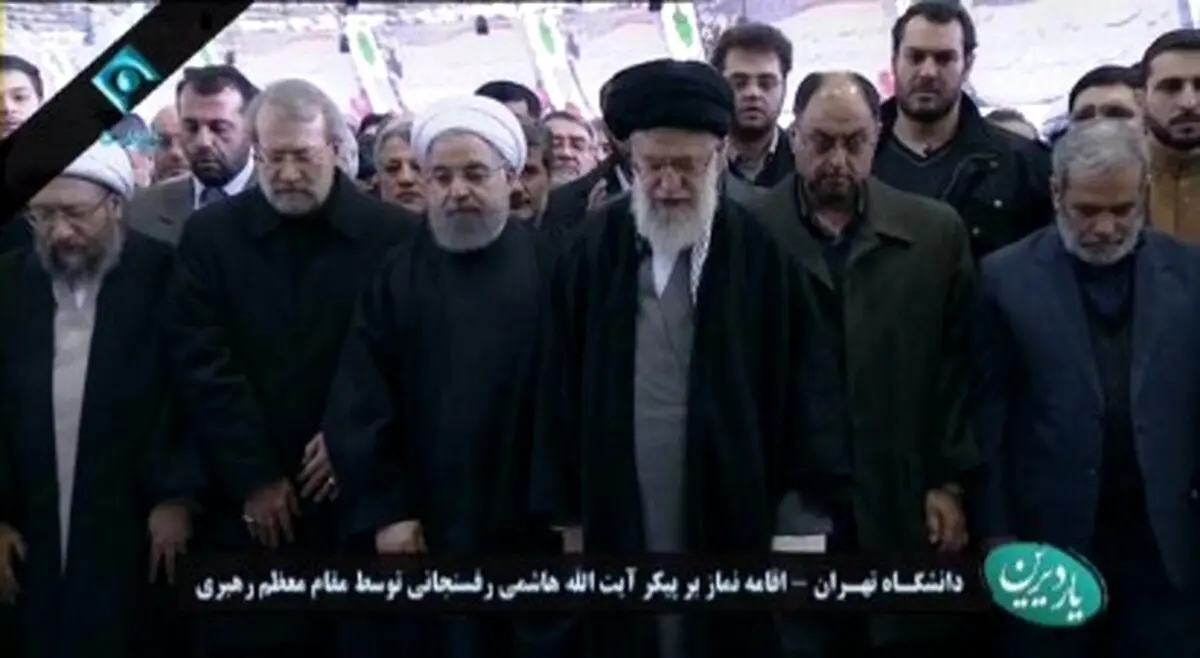 اقامه نماز بر پیکر ایت‌الله هاشمی توسط رهبری/عکس