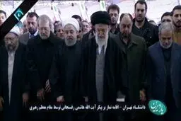اقامه نماز بر پیکر ایت‌الله هاشمی توسط رهبری/عکس