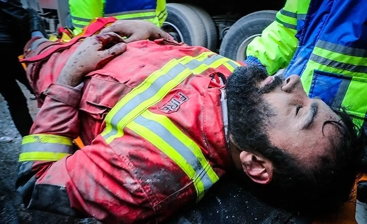 عکس / آتش‌نشانان مصدوم حادثه آتش سوزی و ریزش ساختمان تجاری پلاسکو