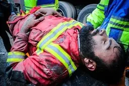 عکس / آتش‌نشانان مصدوم حادثه آتش سوزی و ریزش ساختمان تجاری پلاسکو