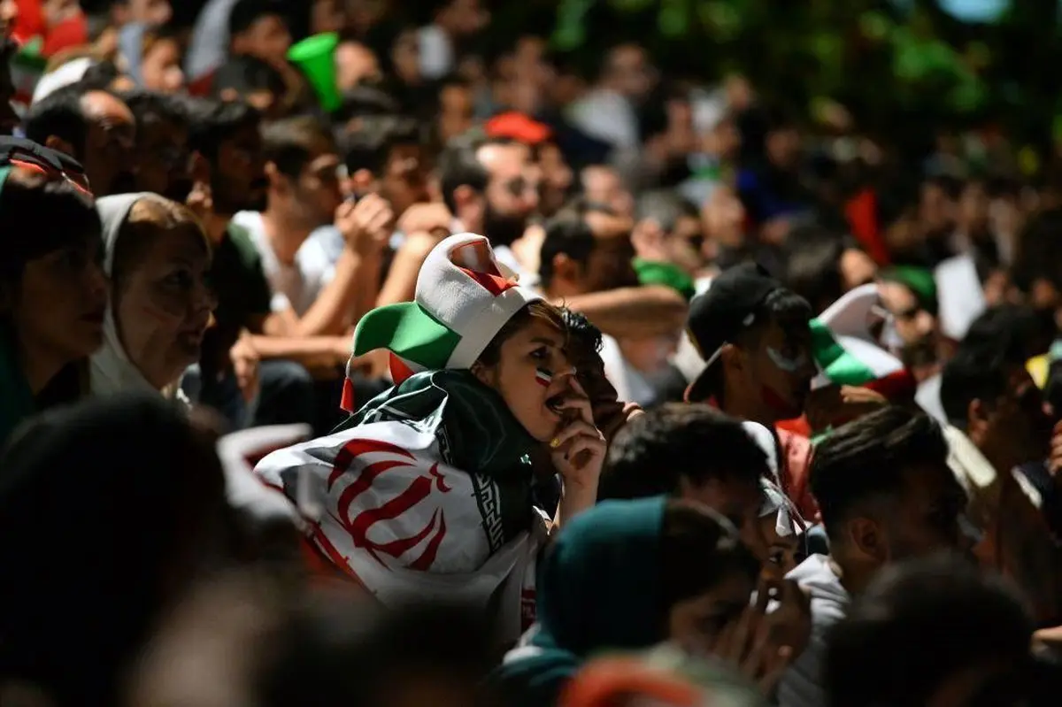 تاسف دختری که تساوی و حذف تیم ملی را در ورزشگاه آزادی تماشا کرد /عکس