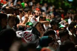 تاسف دختری که تساوی و حذف تیم ملی را در ورزشگاه آزادی تماشا کرد /عکس