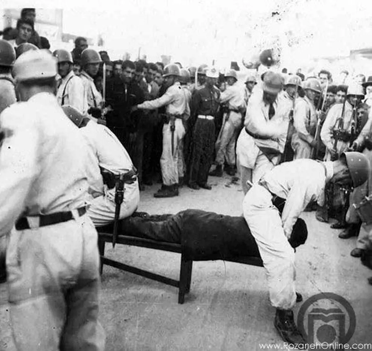 تنبیه در ملا عام زمان جنگ جهانی دوم/عکس