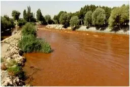 عکس / قرمز شدن آب زاینده‌رود امروز در محدوده مبارکه اصفهان