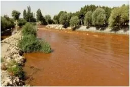 عکس / قرمز شدن آب زاینده‌رود امروز در محدوده مبارکه اصفهان