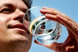 چرا نباید در شب به‌صورت ایستاده آب نوشید؟