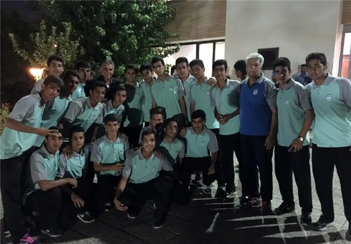 عکس یادگاری بازیکنان تیم ملی نوجوانان با کی‌روش + عکس