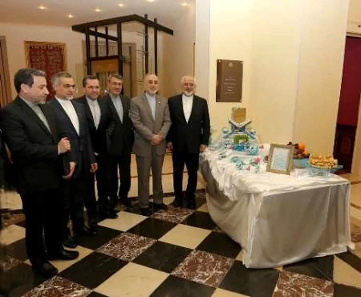 ظریف و دیگر مذاکره‌کنندگان در کنار سفره هفت سین در هتل محل مذاکرات /عکس