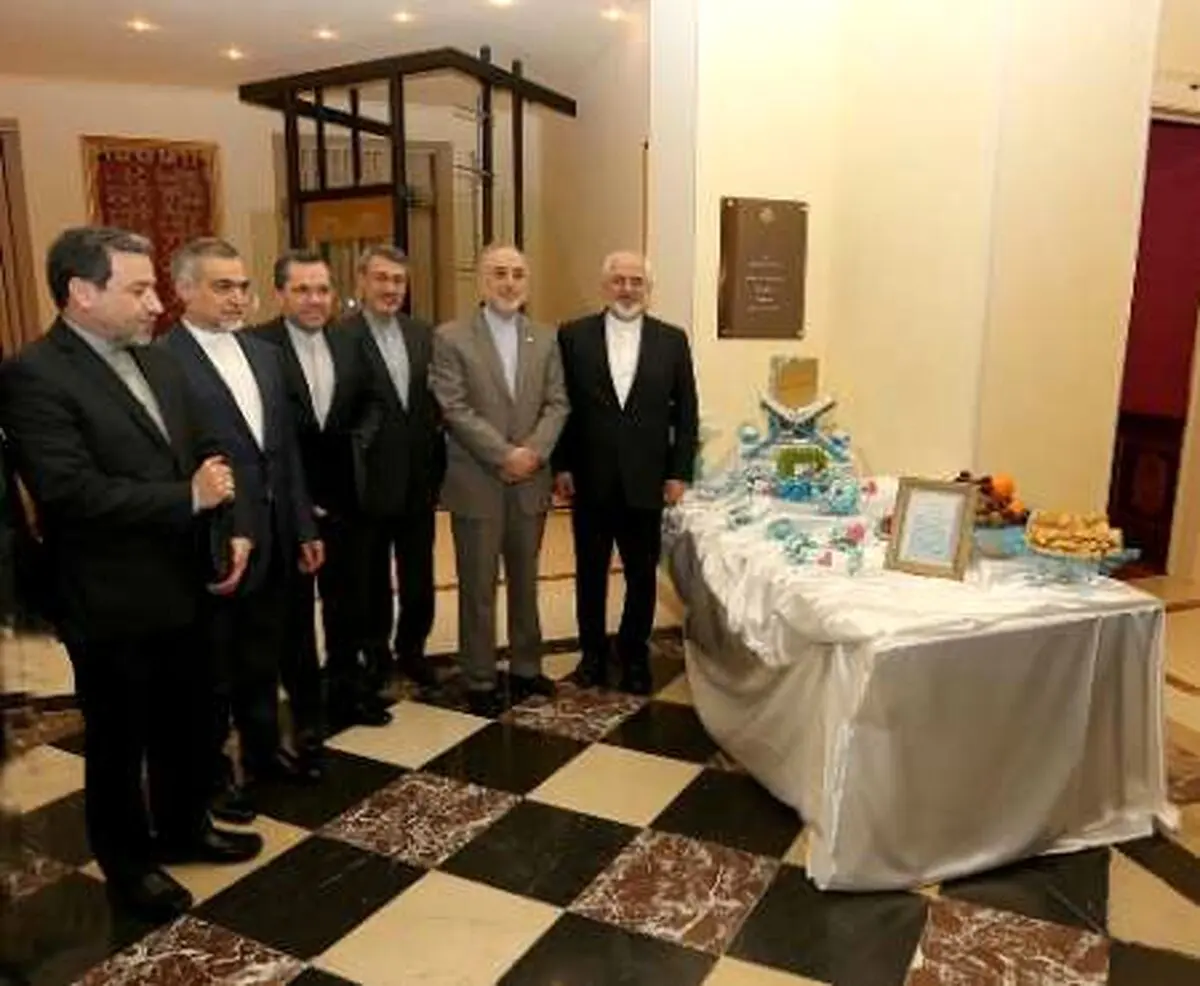 ظریف و دیگر مذاکره‌کنندگان در کنار سفره هفت سین در هتل محل مذاکرات /عکس