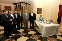 ظریف و دیگر مذاکره‌کنندگان در کنار سفره هفت سین در هتل محل مذاکرات /عکس