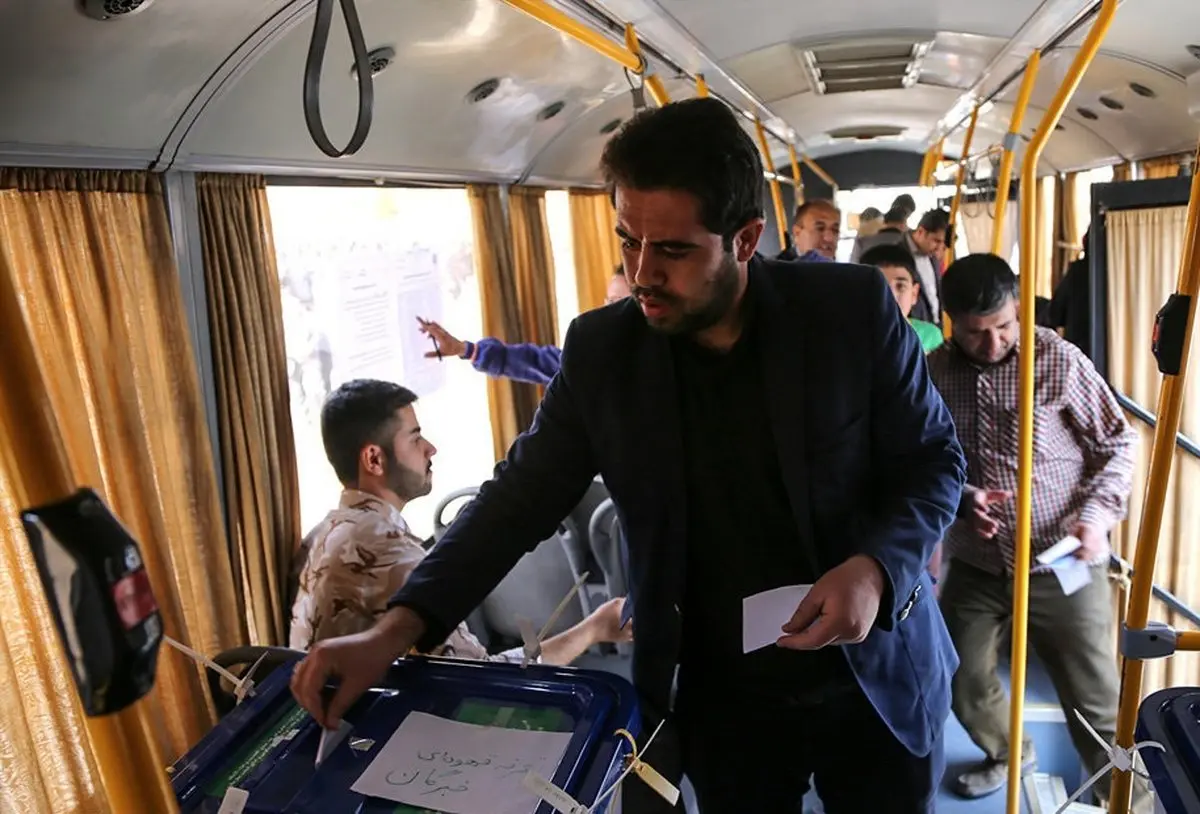 رای گیری در اتوبوس سیار/ عکس