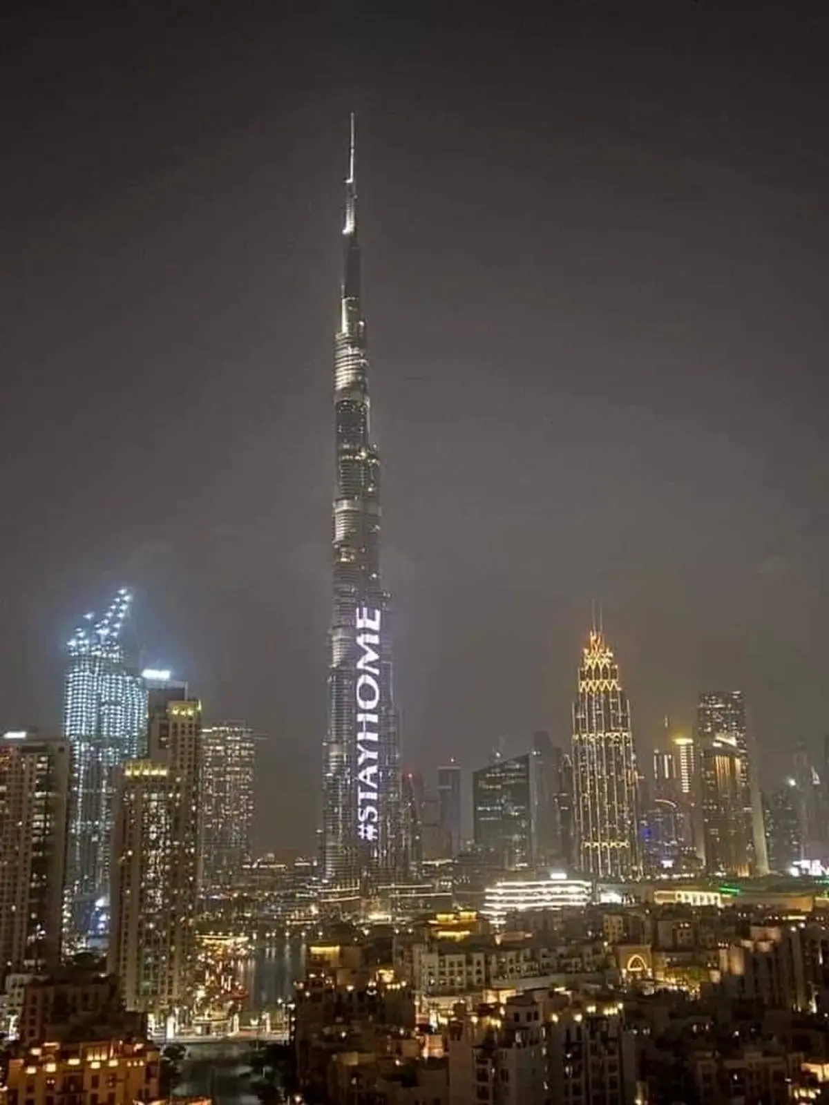 نقش بستن عبارت در خانه بمانید روی برج خلیفه + عکس