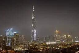 نقش بستن عبارت در خانه بمانید روی برج خلیفه + عکس