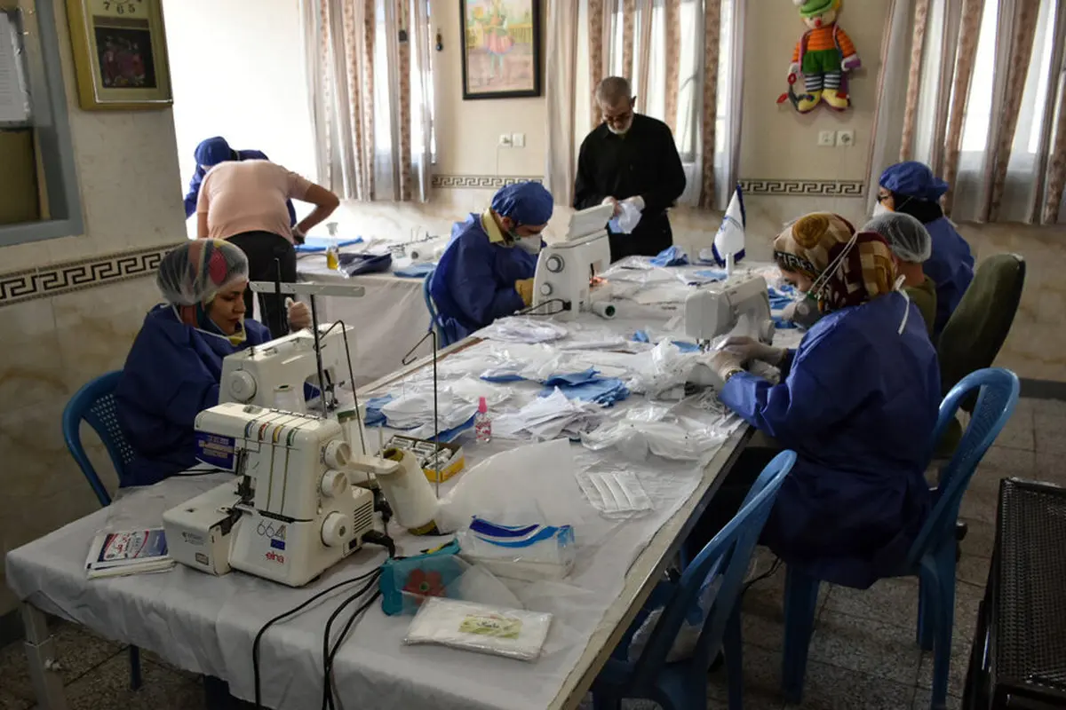 تولید ماسک به صورت خانوادگی! + عکس