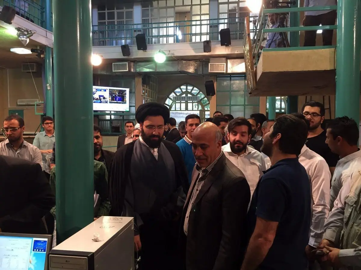 سیدعلی خمینی پای صندوق رأی/ عکس