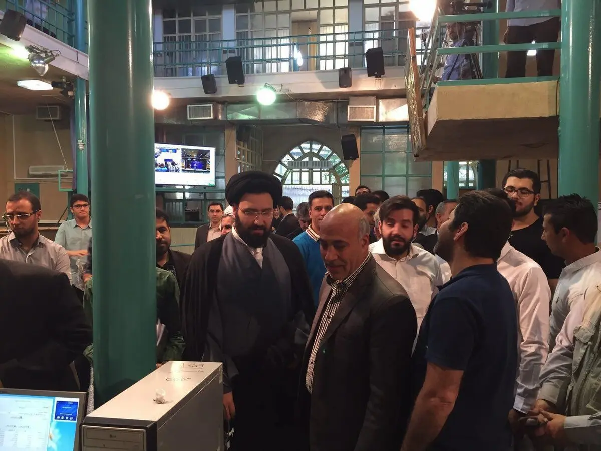 سیدعلی خمینی پای صندوق رأی/ عکس