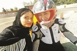 تصویری از موتورسواری نیکی کریمی با مربی خصوصی