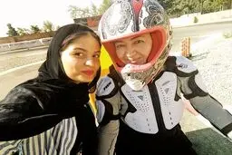 تصویری از موتورسواری نیکی کریمی با مربی خصوصی