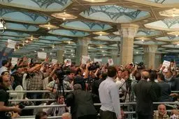 لحظه ایجاد تشنج در سخنرانی حسن روحانی در حرم امام /عکس