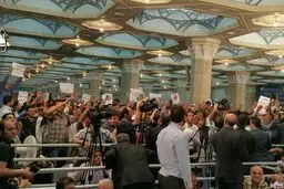 لحظه ایجاد تشنج در سخنرانی حسن روحانی در حرم امام /عکس