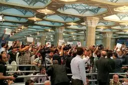 لحظه ایجاد تشنج در سخنرانی حسن روحانی در حرم امام /عکس