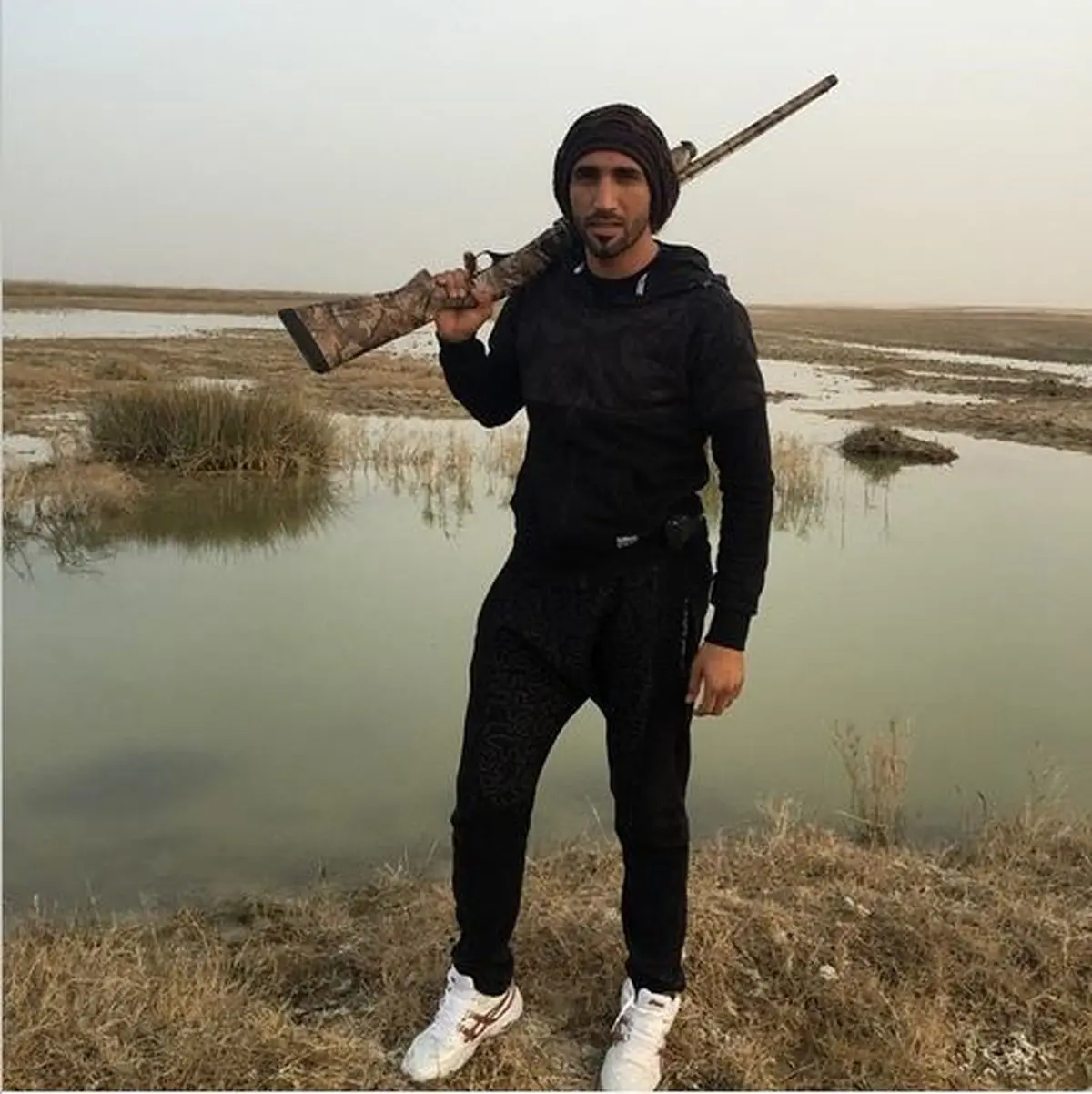 ‫اسلحه کشی بازیکن معروف استقلال‬‎/عکس