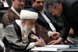 لحظه امضای حکم ریاست جمهوری پزشکیان توسط آیت‌الله جنتی