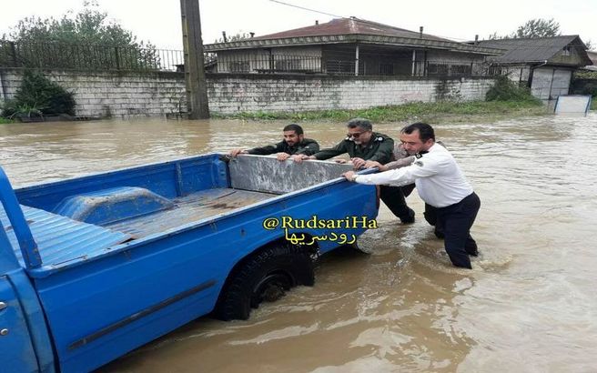 کمک فرماندهان نظامی به سیل‌زدگان/ عکس