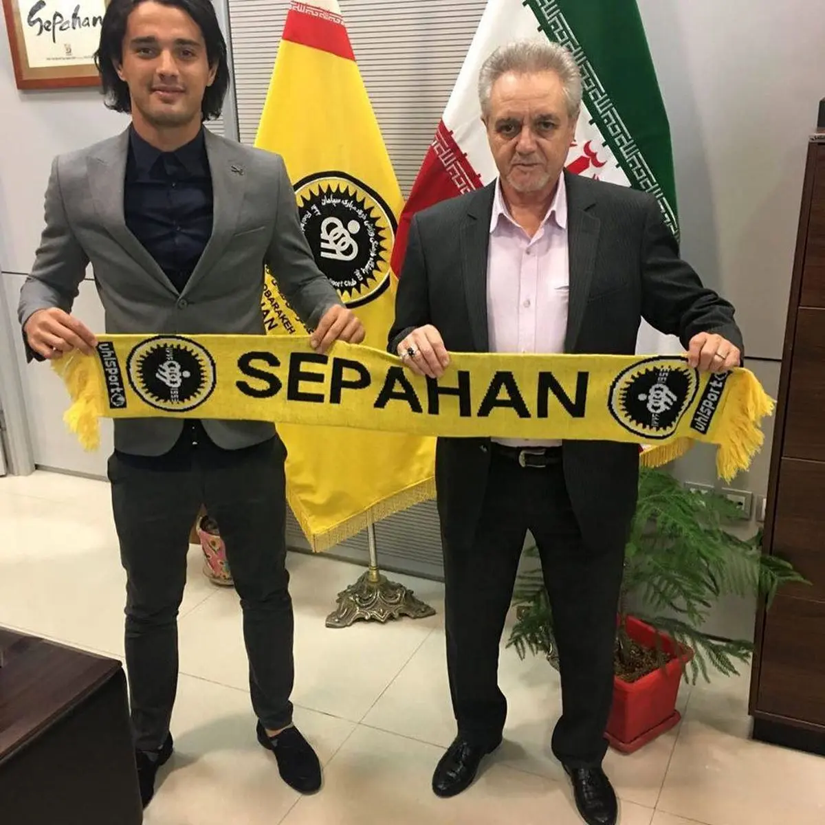 امید بالاخره با شال سپاهان (عکس)