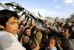 سقوط جنگنده سعودی در یمن/ تصاویر