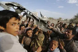 سقوط جنگنده سعودی در یمن/ تصاویر