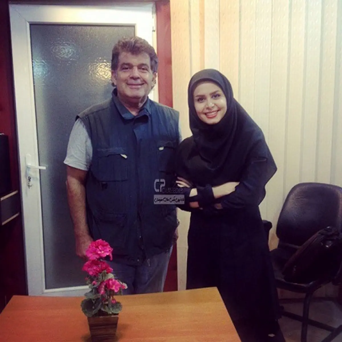 عکس: نجمه جودکی در کنار گوینده قدیمی