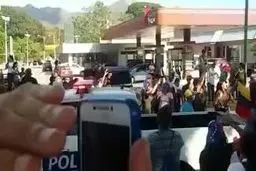 ببینید: نیروهای پلیس شهر کارابوبو به تظاهرکنندگان ونزوئلایی پیوستند